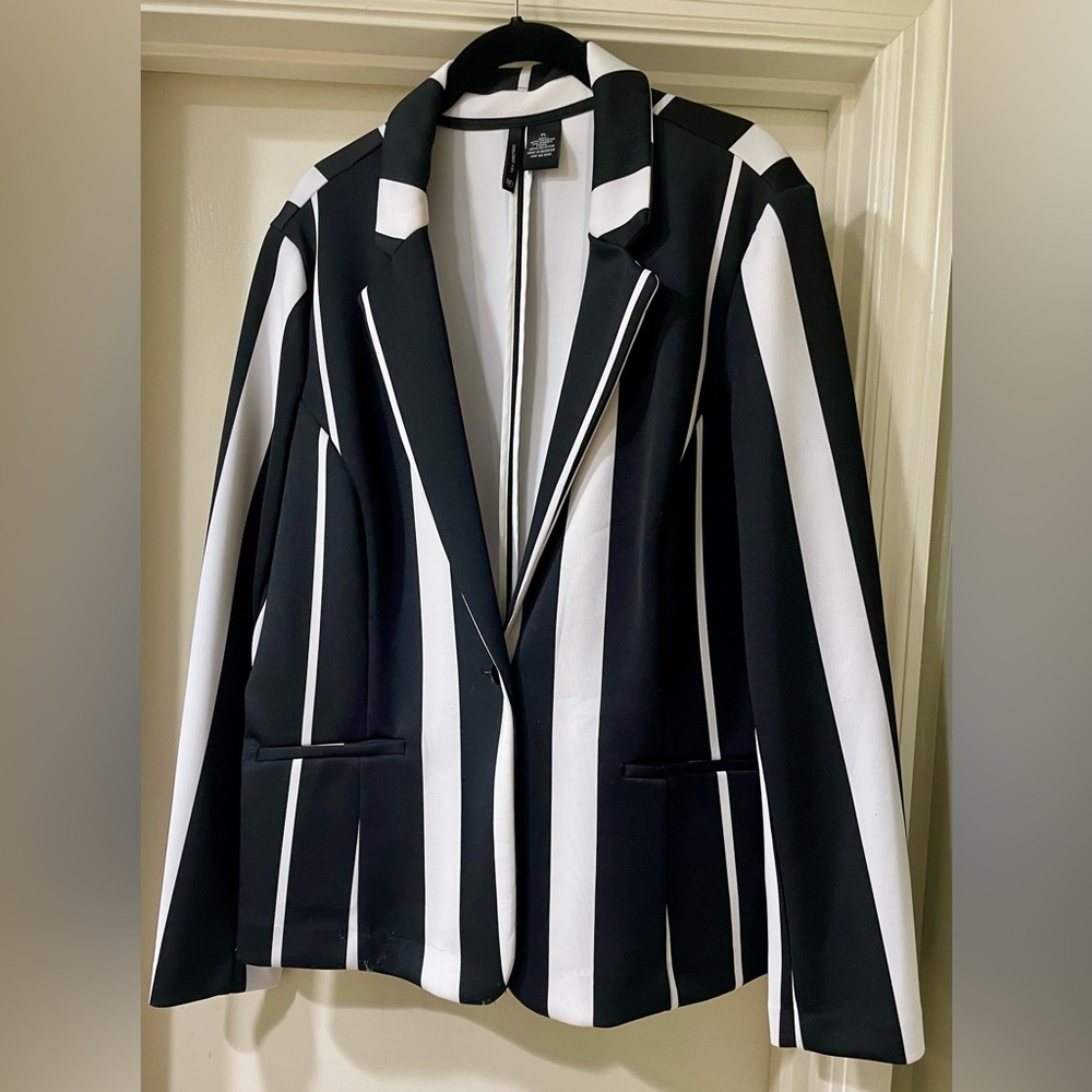 NEW DIRECTIONS black & white striped jacket stretch worn once Bundle & save